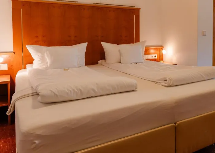 Wellnesshotel Rothfuss Mit Und 2 Schwimmbaedern מלון